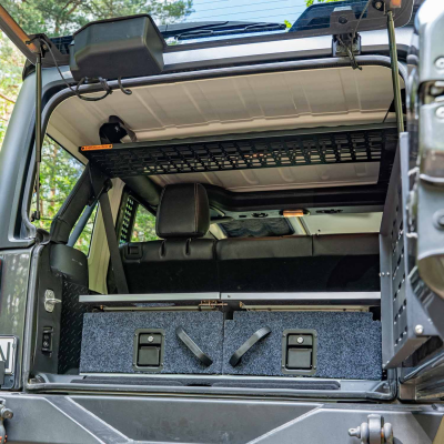 Perforuota lubų lentyna Jeep Wrangler JKU Perforuota lubų lentyna Jeep Wrangler JKU